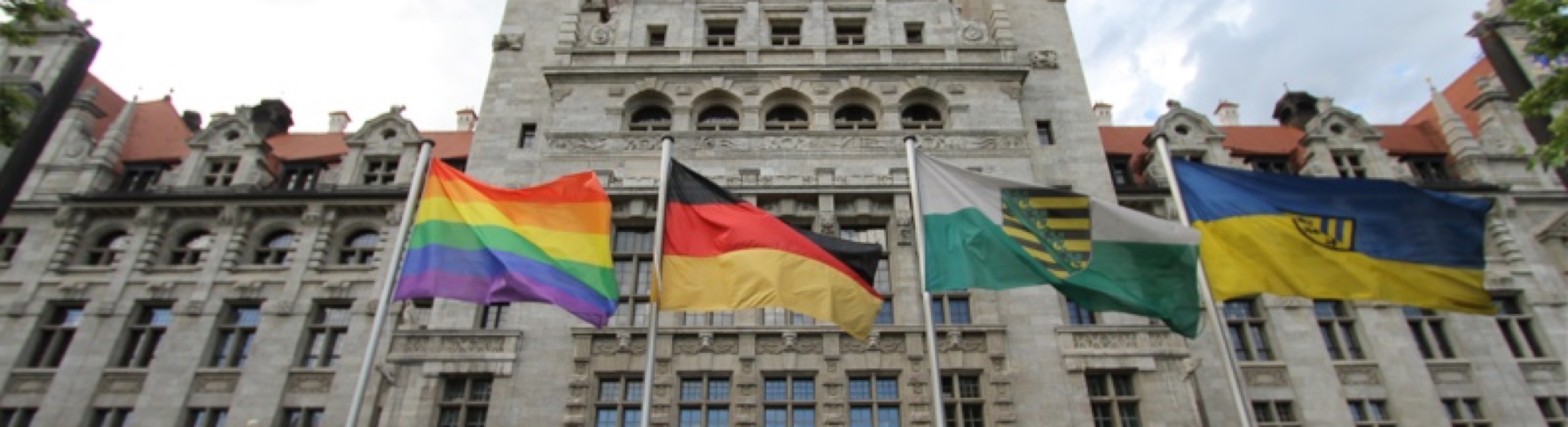 Archivfoto: Regenbogenflaggen am Leipziger Rathaus im Jahr 2011